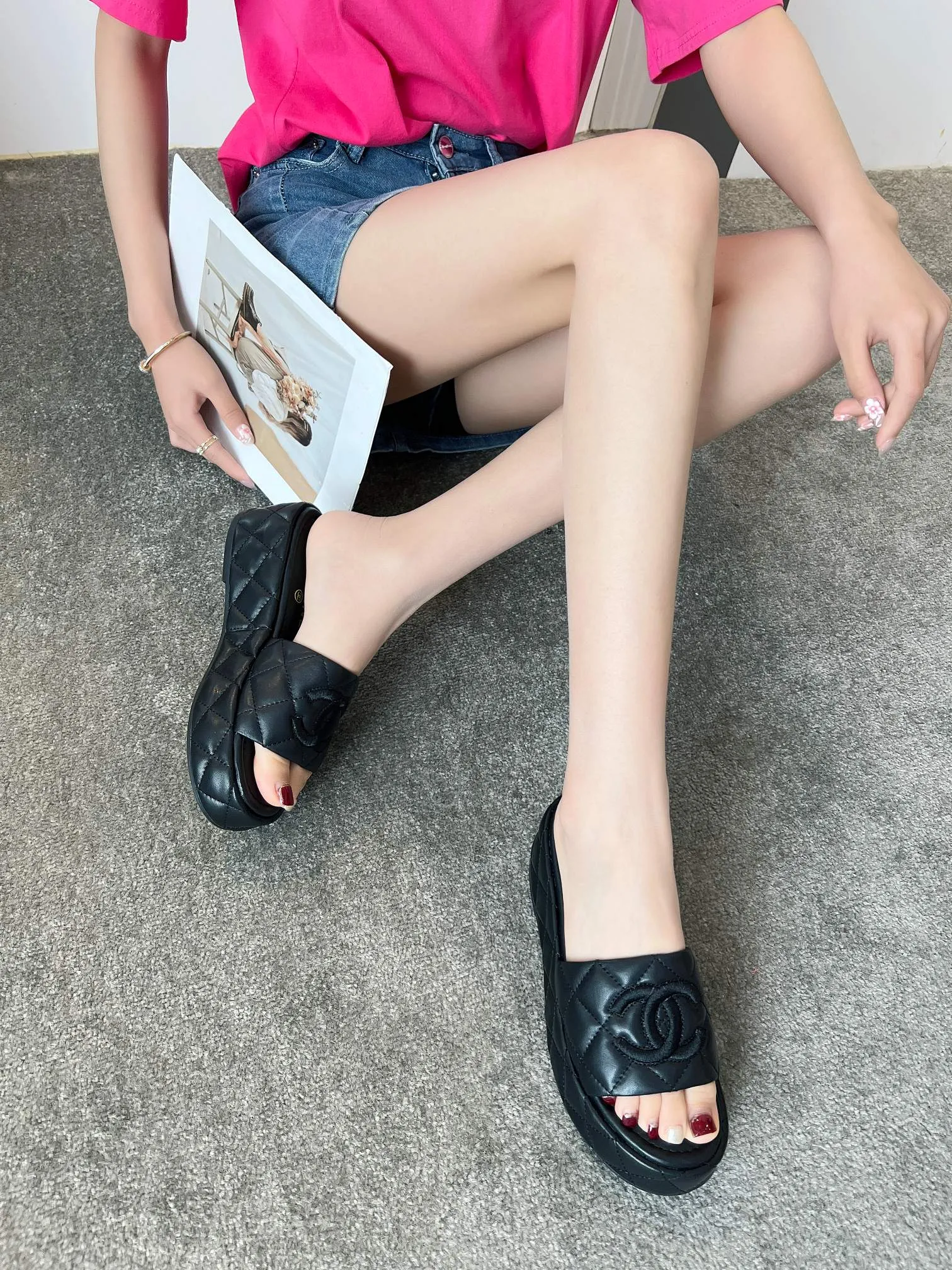 👟👟Ex-factory price 440👟👟 CHANEL｜Xiaoxiang𝟐𝟎𝟐5/𝐒𝐒 𝐧𝐞𝐰Lazy spring and summer new vacation slippers. New design, simple and versatile, super beautiful little slippers 😍 No matter how you look at it, it looks good👍🏻… Fabric: Sheepskin Lining: Sheepskin Color: white, apricot, black. The height of the water table is about 5cm, orders are welcome👏👏👏